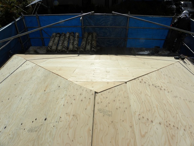 葺き替え工事にて野地板を施工